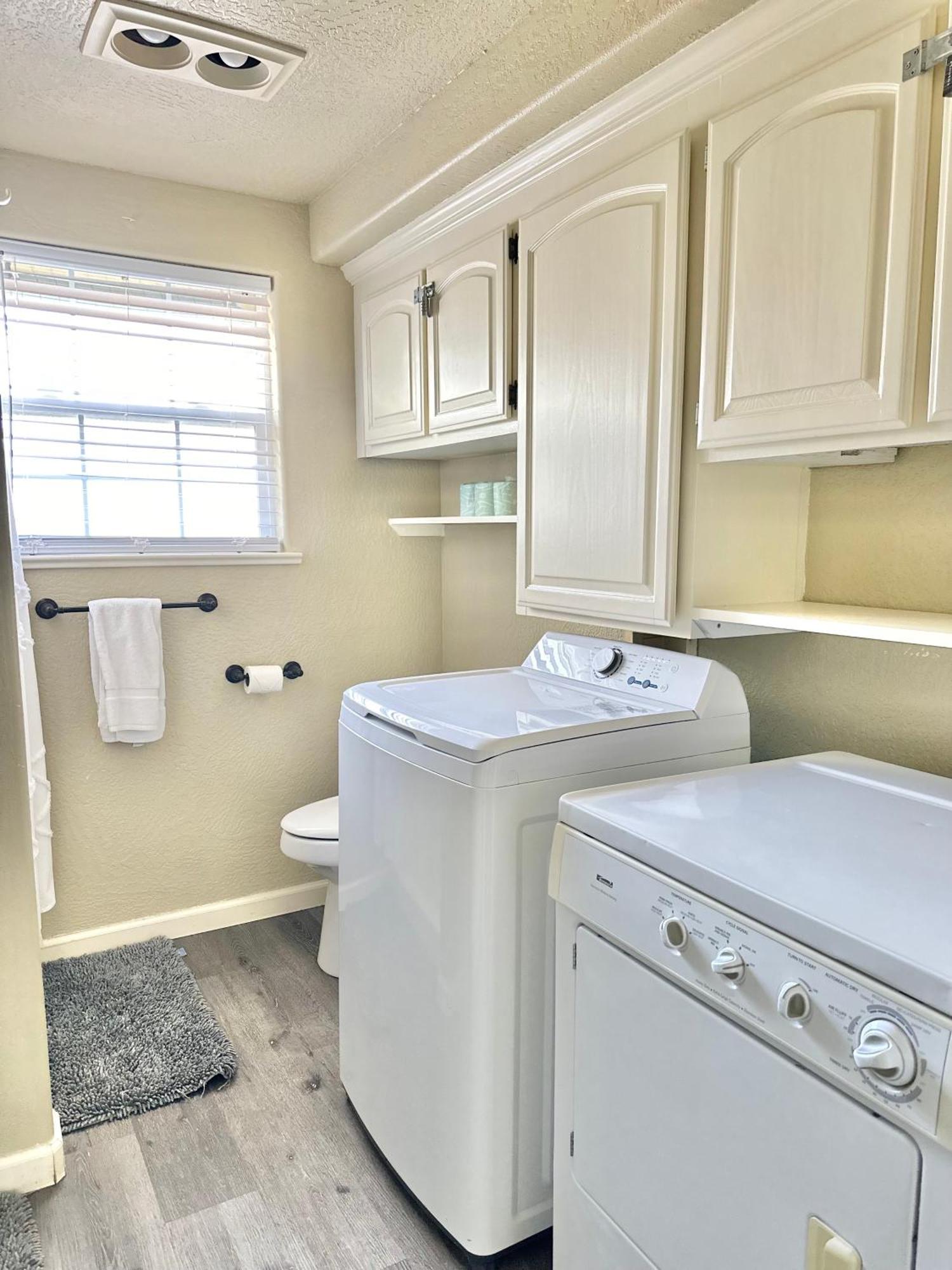 Near Downtown- Kitchen-Washerdryer-Parking Medford Bagian luar foto