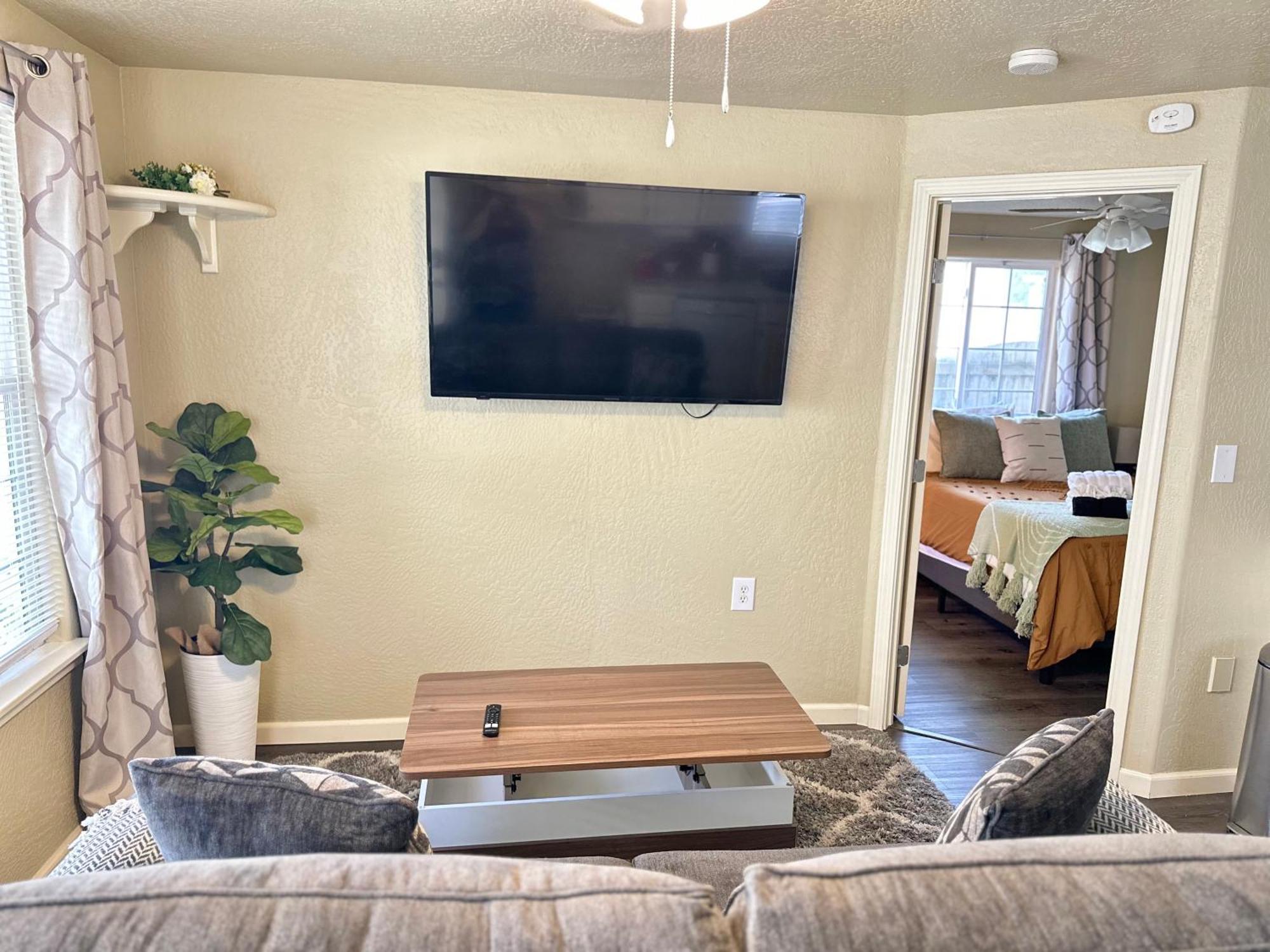 Near Downtown- Kitchen-Washerdryer-Parking Medford Bagian luar foto
